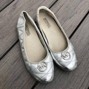 Girls Michael Kors Faye Silver Ballet Flats-Size 4